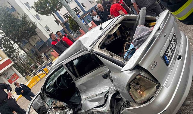 Otomobil, durakta yolcu alan otobüse arkadan çarptı: 1 ölü, 3 yaralı