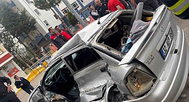 Otomobil, durakta yolcu alan otobüse arkadan çarptı: 1 ölü, 3 yaralı