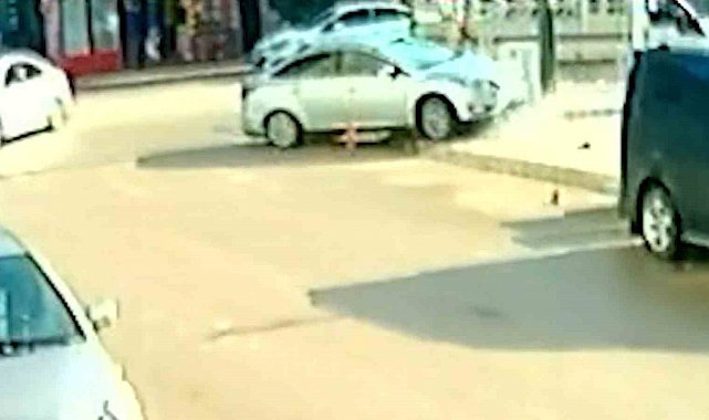 Otomobil elektrik panosuna çarptı: Kaza anı kamerada