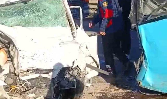 Otomobil ile belediye otobüsü çarpıştı: 1 ölü, 4 yaralı