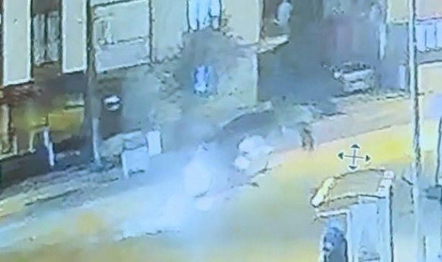 Otomobil ile çarpışan motosiklet sürücüsü ağır yaralandı: Kaza anı kamerada