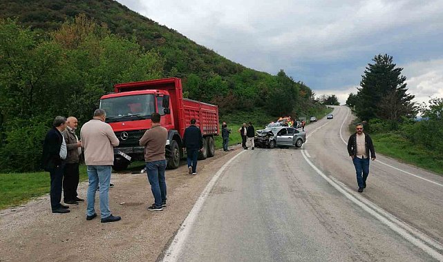 Otomobil ile kamyonet çarpıştı: 1 ölü, 1 yaralı