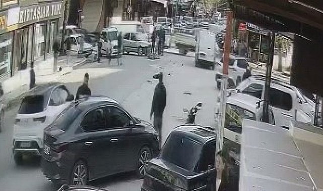 Otomobil ile motosiklet çarpıştı, 2 kişi yaralandı: Kaza anı kamerada