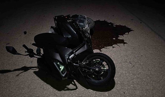 Otomobil ile motosiklet kafa kafaya çarpıştı: 1'i ağır 2 yaralı