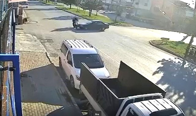 Otomobil ile motosikletin çarpışması sonucu 1 kişinin yaralandığı trafik kazası kamerada