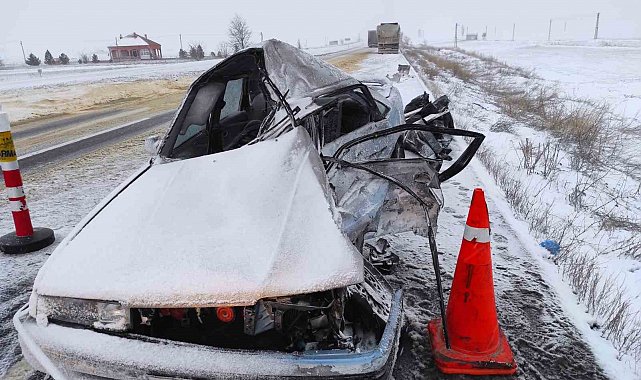 Otomobil kamyona çarptı: 2 ölü