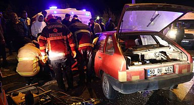 Otomobil kırmızı ışıkta bekleyen araca çarptı: 2 yaralı