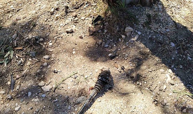 Otomobil ters döndü, tekeri koptu, sürücü yara almadan kurtuldu