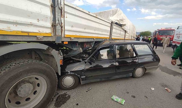 Otomobil tırın altına girdi: 2 yaralı