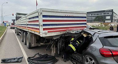 Otomobil tırın altına girdi