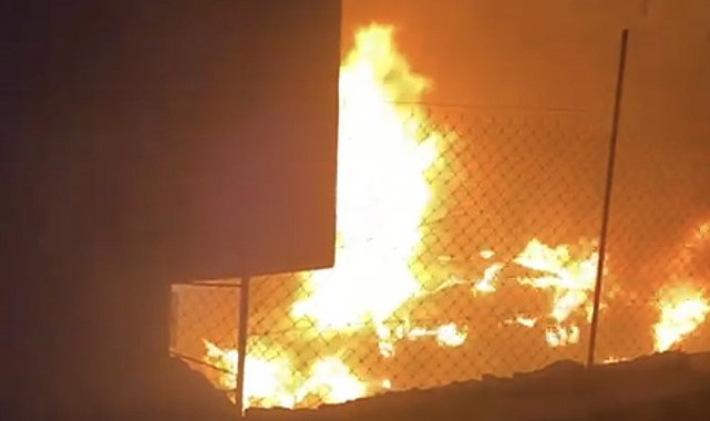 Otomobil ve odunluk kül oldu