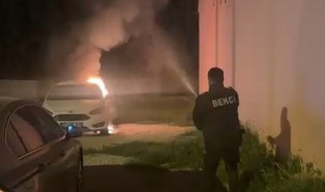 Otomobilde çıkan yangına ilk müdahale bekçilerden geldi