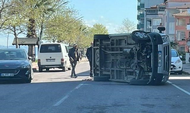 Otomobile çarpan araç yan yattı