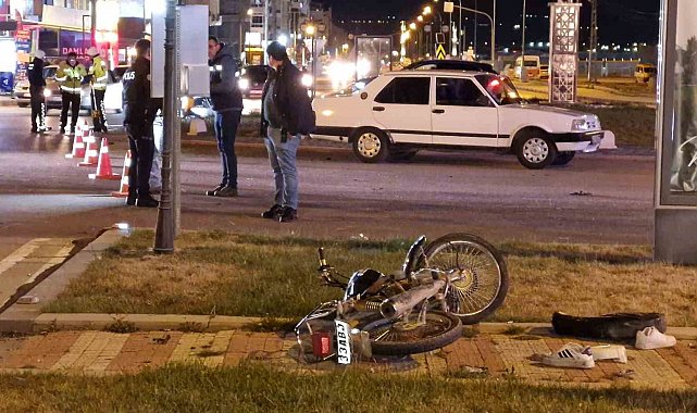 Otomobile çarpan motosiklet 15 metre ileriye savruldu: 1 ölü, 1 yaralı