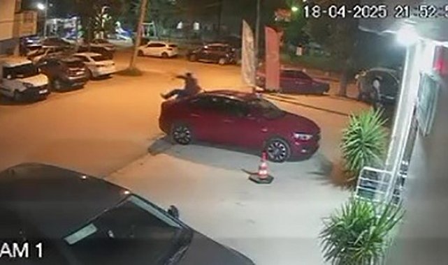 Otomobili tekmeleyip yumrukladı, yetmedi üzerine çıkıp zıpladı