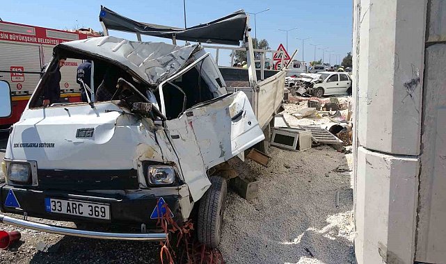 Otomobilin çarptığı kamyonet otoyol bağlantı köprüsüne vurdu: 1 ölü, 3 yaralı