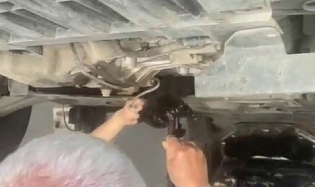 Otomobilin motoruna giren kediyi tamirci kurtardı