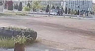 Otomobilin su tankerinin altına girdiği anlar güvenlik kamerasına yansıdı