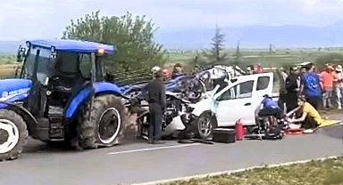 Otomobilin traktöre çarptığı kazada ağır yaralanan kadın kurtarılmadı