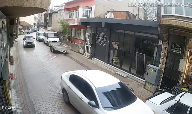 Otomobiliyle park halindeki araçlara çarpan şahıs kameralara yansıdı