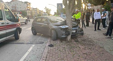 Otomobille ağaca çarptı, araçtaki yaralıları bırakıp kaçtı