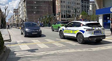 Otomobille ters yöne giren sürücü trafik polisiyle karşı karşıya geldi