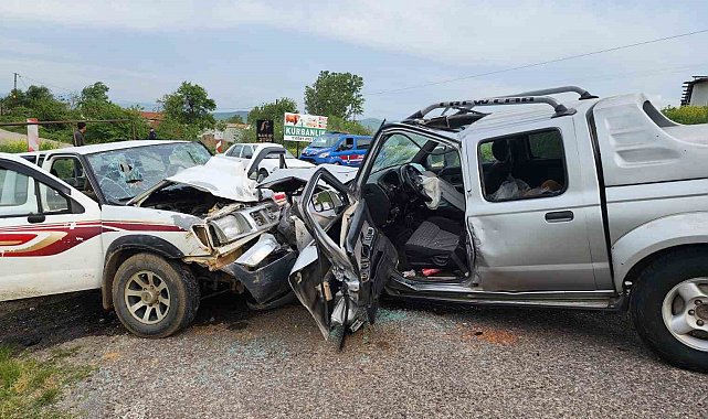 Otomobiller kafa kafaya çarpıştı: 1 ölü, 4 yaralı