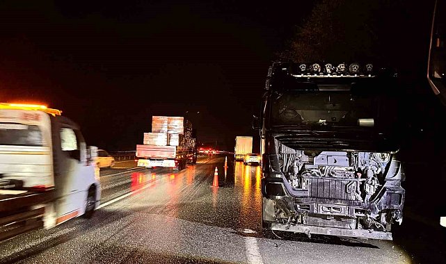 Otoyolda makaslayan tır uzun araç kuyruklarına sebep oldu