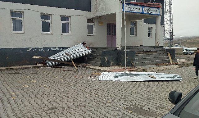 Özalp'te fırtına hasara neden oldu