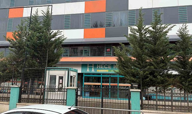 Özel kolejde maaş alamayan öğretmenler işi bırakınca veliler okulu bastı