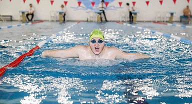 Özel sporcular Aliağa'da kulaç attı