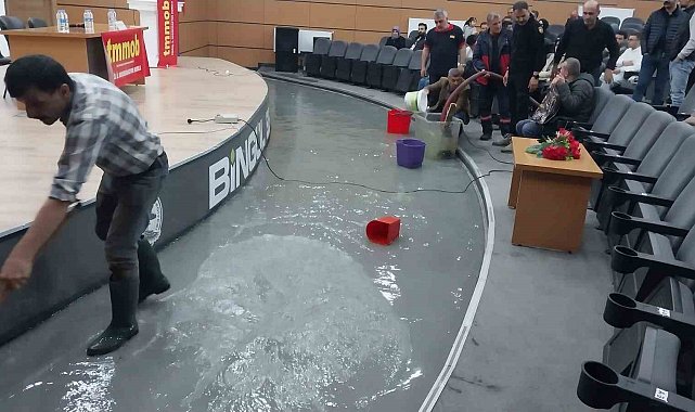 Panelin yapılacağı salonu su bastı, Prof. Dr. Görür salondan ayrıldı