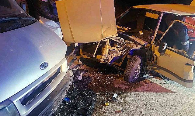 Panelvan ile kafa kafaya çarpışan otomobil hurdaya döndü: 3 hafif yaralı