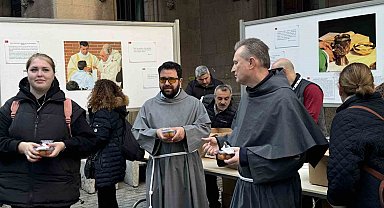 Papa Franciscus için St. Antuan Kilisesi'nde lokma dağıtıldı