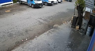 Park halindeki kamyonete çarpan otomobil hurdaya döndü, genç sürücüsü hayatını kaybetti