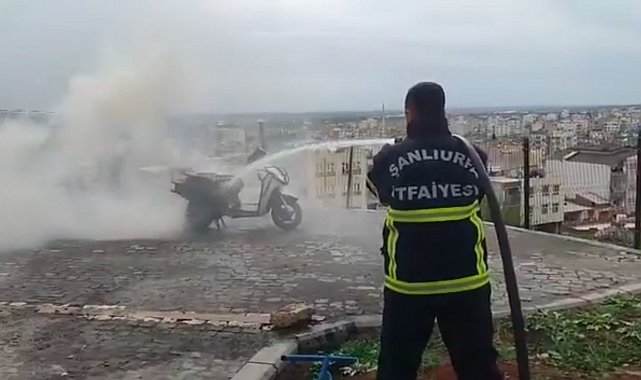 Park halindeki motosiklet alev alev yandı