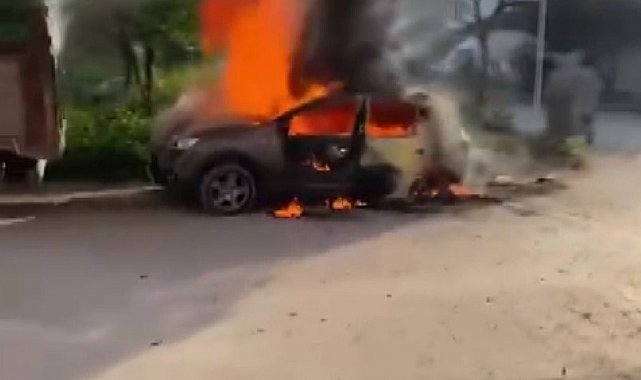 Park halindeki otomobil alev topuna döndü
