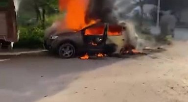 Park halindeki otomobil alev topuna döndü