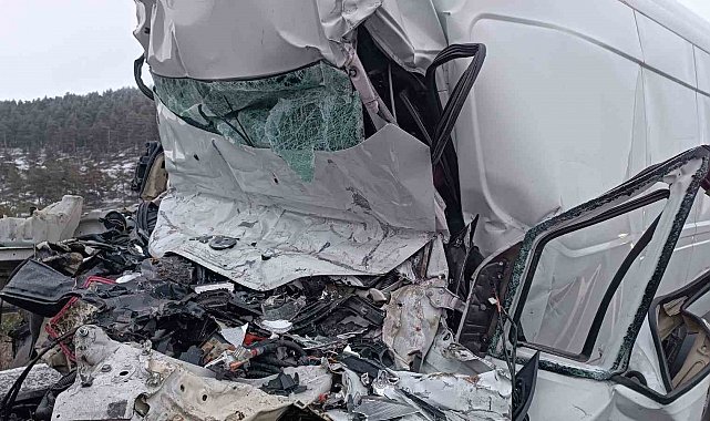 Park halindeki tıra çarpan minibüs kağıt gibi ezildi: 1 ölü