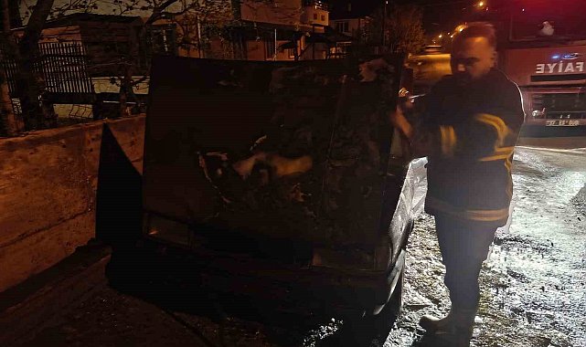 Park halindeyken alevlere teslim olan Tofaş-Fiat marka otomobilde maddi hasar meydana geldi