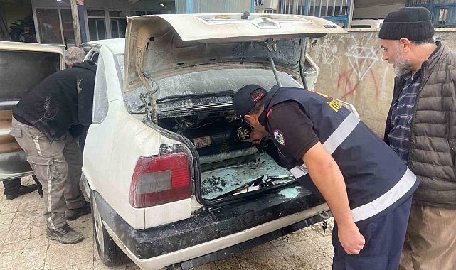 Park halineki araçta çıkan yangın büyümeden söndürüldü