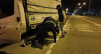 Patates çuvallarının altından kaçak göçmenler çıktı