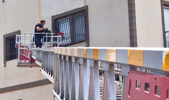 Pencere korkuluklarında mahsur kalan kediyi itfaiye kurtardı