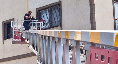 Pencere korkuluklarında mahsur kalan kediyi itfaiye kurtardı