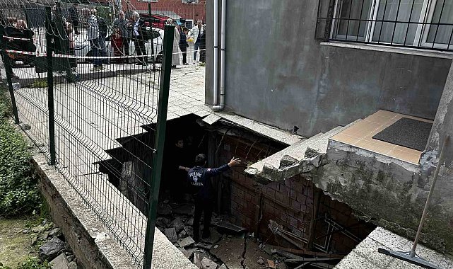 Pendik'te 4 katlı binanın bahçe zemini çöktü