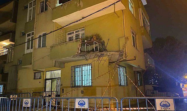 Pendik'te 5 katlı binanın balkonu çöktü