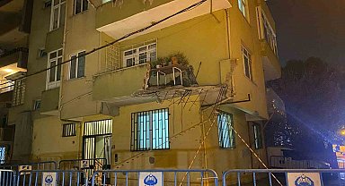 Pendik'te 5 katlı binanın balkonu çöktü