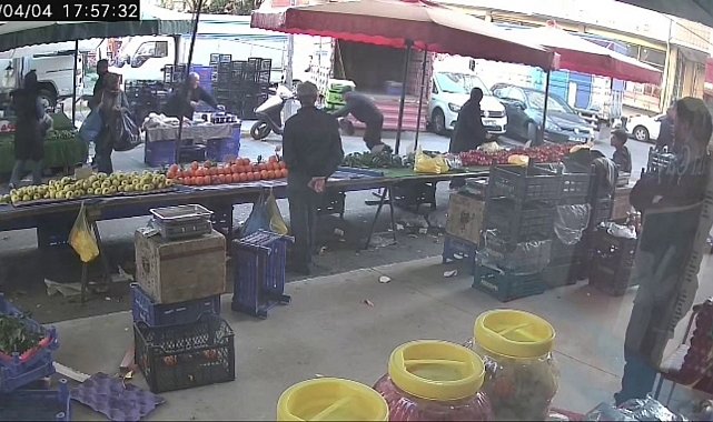 Pendik'te pazarda yürüyen vatandaş epilepsi nöbeti geçirdi