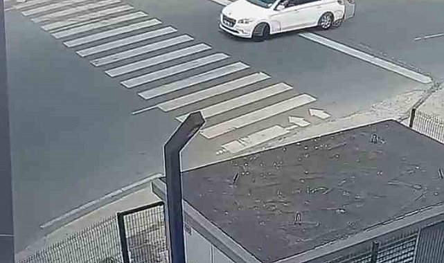 Pendik'te yaya geçidinde otomobilin altında kalmaktan son anda kurtuldu... O anlar kamerada