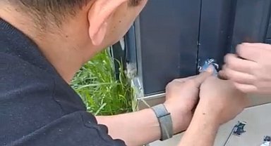 Pervaza sıkışan muhabbet kuşu kurtarıldı